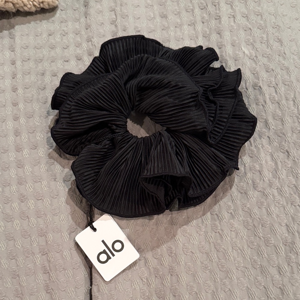 ALO Yoga Black Pleated Hair Accessory